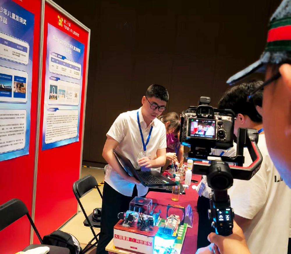 青春绽放多彩光芒